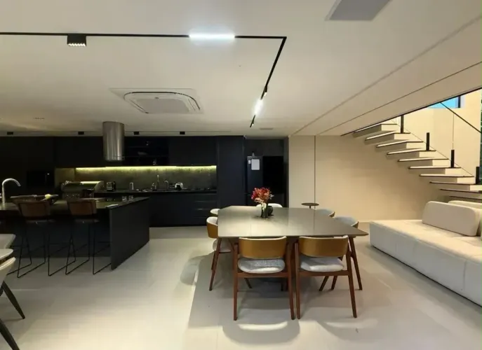 ALPHAVILLE DE R$ 3,3 MILHÕES: CASA PORTEIRA FECHADA + PISCINA + MATA PRESERVADA!