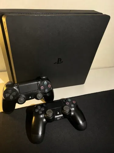 PS4 Slim 1TB + 2 Controles Originais