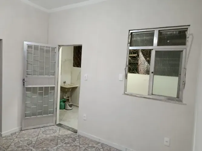 Casa em colégio, sala, quarto, cozinha, banheiro e área.