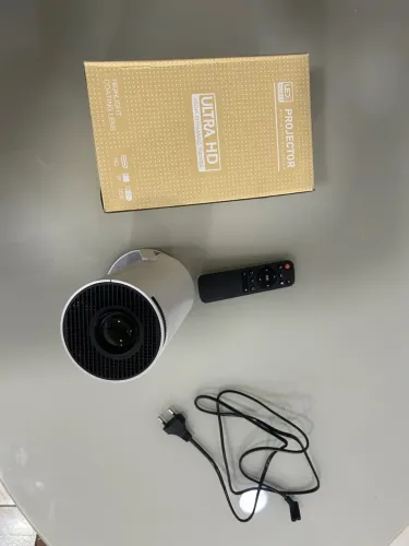 Mini Projetor Portátil HY300 - Praticamente Novo!