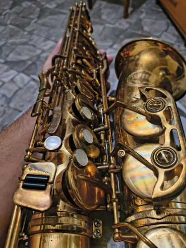 Saxofone alto Júpiter JAS 567 completo com case