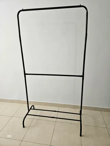 Arara de roupas (preta metálica)