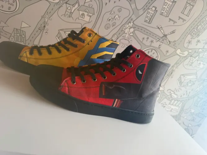 Tênis Wolverine e Deadpool 