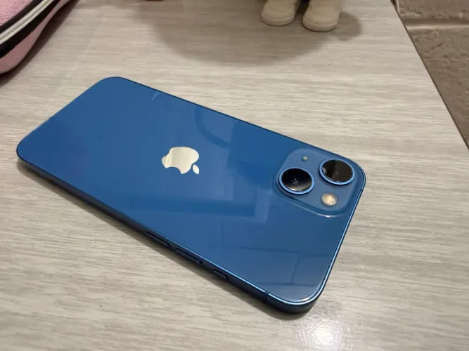 iPhone 13 azul impecável