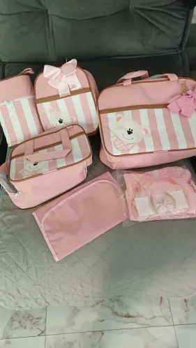Conjunto de bolsas e saída de maternidade menina nunca usada