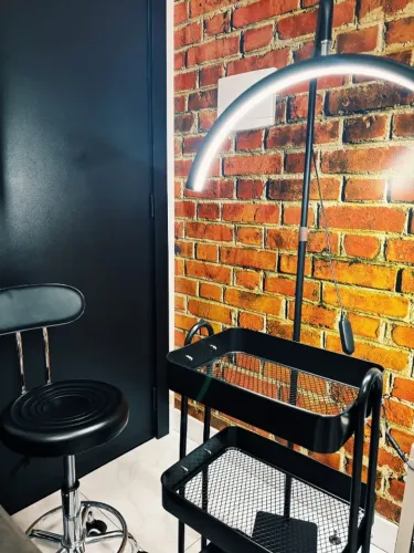carrinho de estética, mocho e luminária meia lua