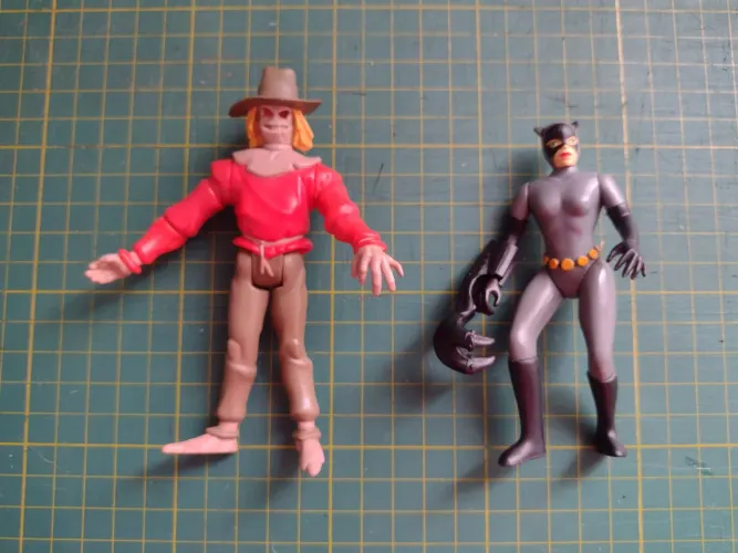 Bonecos vintage Espantalho e Mulher-Gato (animação anos 90)