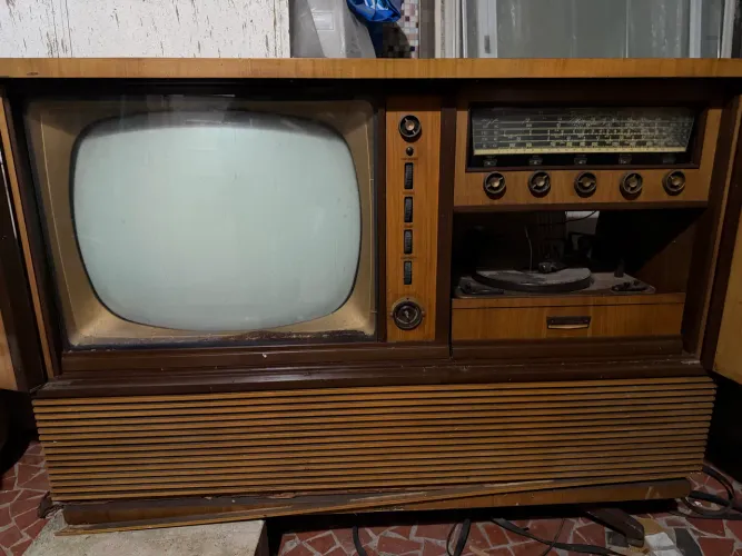 Móvel antigo com tv, rádio e toca discos