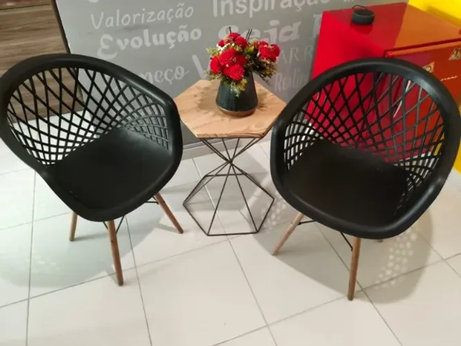 2 Cadeiras Plásticas resistentes com pés retrô - Pretas - BRINDE: mesinha de centro