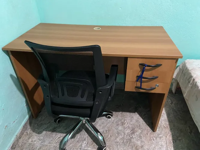 Mesa de escritorio + cadeira
