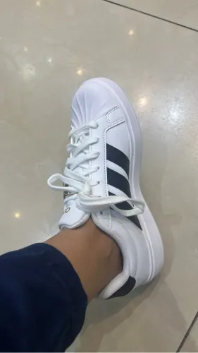 Vendo tênis Adidas , Original 1 mês de uso , usado uma vez