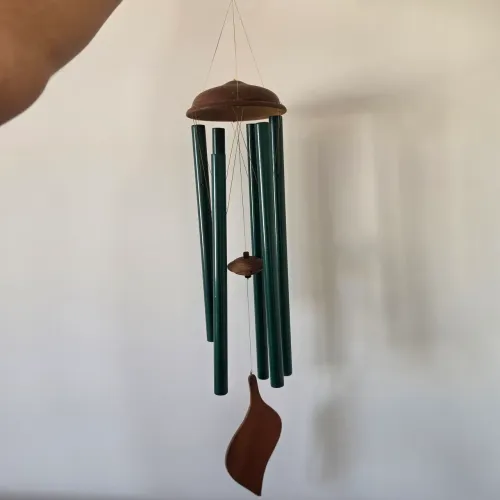 Sino dos Ventos / Mensageiro dos Ventos em Alumínio Verde e Madeira