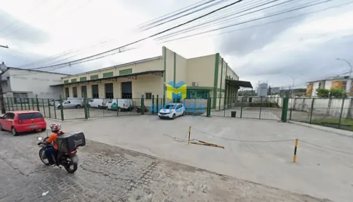 Alugue galpão com doca, pátio e grande visibilidade na Várzea (Recife), com 1.500m²