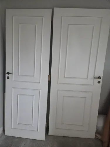 Folha de porta com bouserie dos dois lados, dobradiças e fechadura