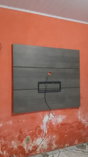 Vende-se painel para TV, vem com uma prateleira dele ( bem conservado)