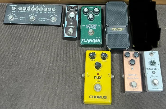 Pedal board + pedais , troco por mesa de som ! 