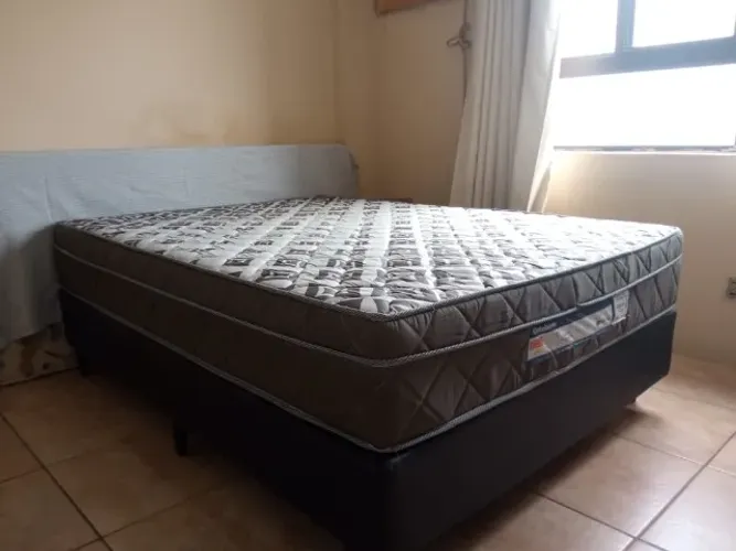 Cama box de casal ORTOBOM, molas ensacadas, em ótimo estado!!! 