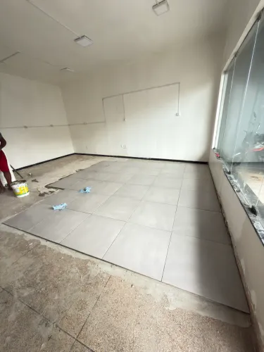 Piso Cerâmica 58x58 cinza clara