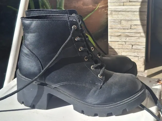 Bota coturno preta com salto<br>Tamanho: 36<br>Usei so uma vez e está parada aqui em casa<br>R$40