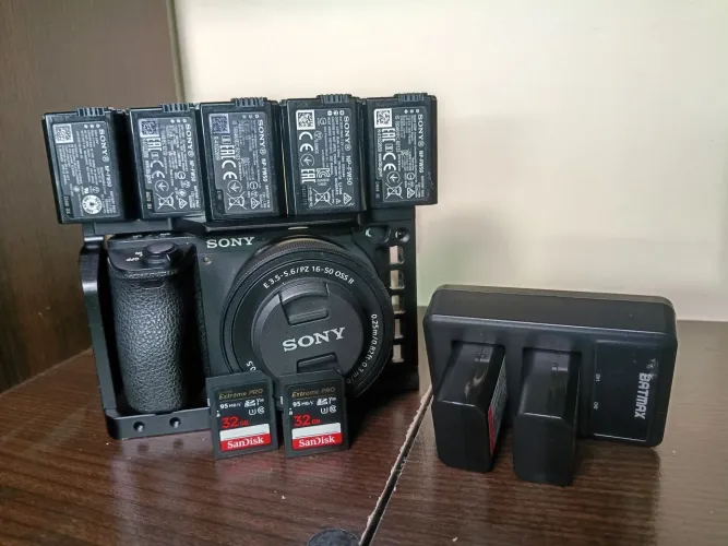 Câmera Sony A6500/Lente 16-50 Mark ii,Cage e 7 baterias(Leia Descrição )
