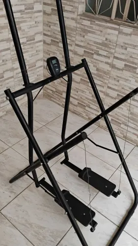 Aparelho Simulador de Caminhada / Elíptico para atividade física.<br>