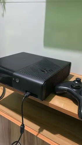 Vendo Xbox 360 slim modelo 1538 em bom estado de conservação, com mais de 55 jogos