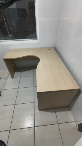 Mesa de escritório em L