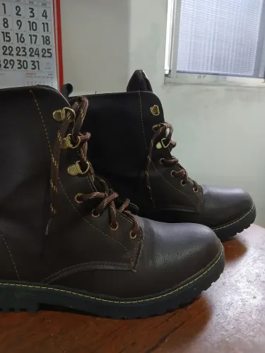 Bota Marrom Couro sintético