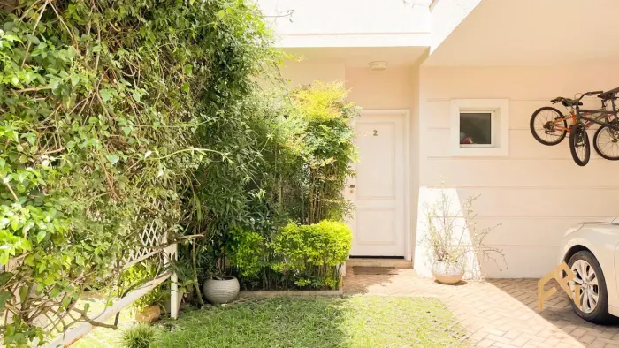 CASA | VILA CRUZEIRO  Em uma localização estratégica da zona sul, esta casa em condomínio 