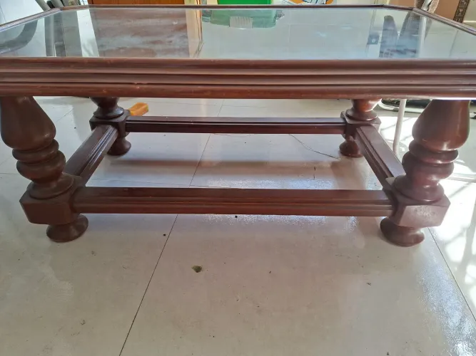 Vendo mesa toda em madeira maciça. Pés grossos estilo colonial. Linda e grande