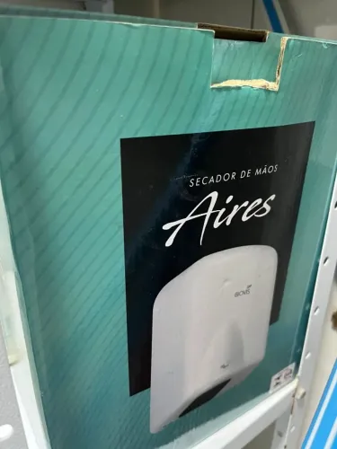 Secador de mãos marca Aires.
