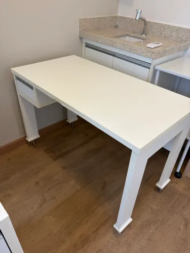 Mesa branca escritório