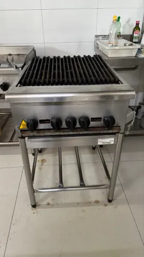 Chair Broiler Venâncio + Bancada de inox para apoio 