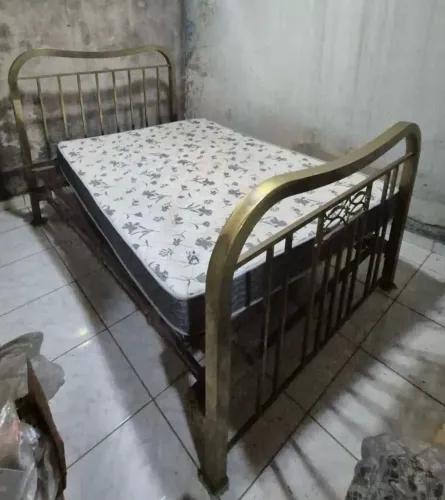 Cama de casal de ferro antiga