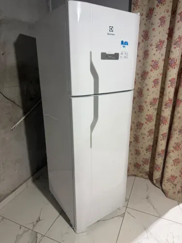 Vendo Eletrolux 410 litros em ótimo estado gelando perfeita consigo entregar