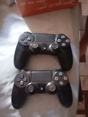 2 controles de PS4 para uso de peça ou conserto