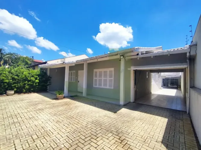 Casa plana para venda e locação, com 3 dormitórios, piscina e espaço gourmet no bairro Pin