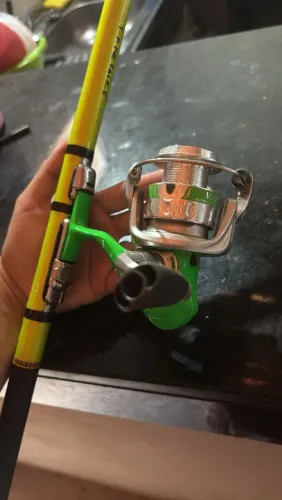 Vendo - vara de pescar telescópica e molinete