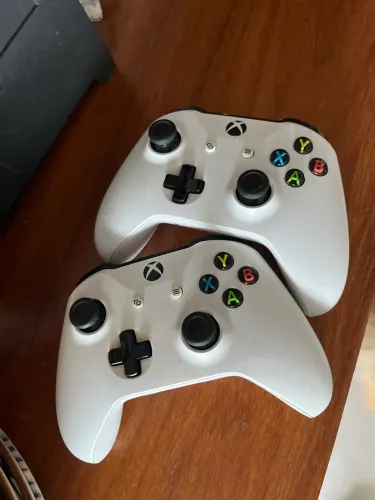 Xbox One S 500 GB + 2 controles