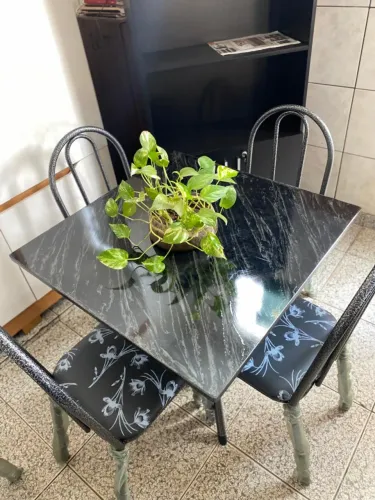 Mesa de Cozinha Marmorizada com 4 Cadeiras Nova, Entrego