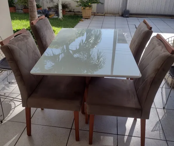 Mesa de jantar 4 cadeiras estofadas