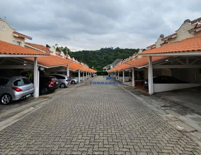 Casa à venda com 3 dormitórios na Granja Viana - Cotia/SP.