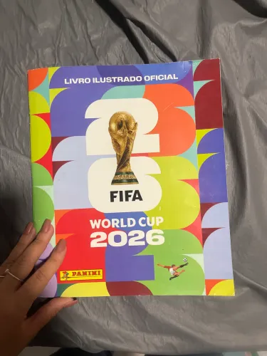 Álbum da copa com 200 figurinhas coladas