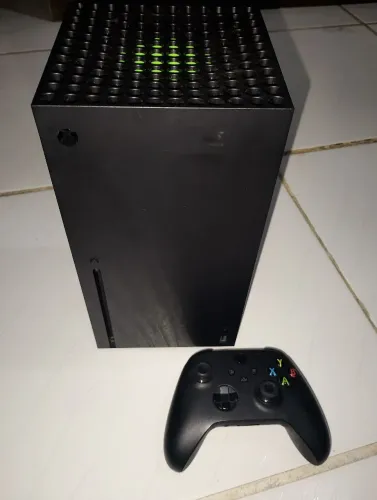 XBOM SÉRIES X 1TB CONTROLE, CAIXA PUCAS HORAS SE USO C/ QUASE 20 JOGOS/ ELDER RING... L