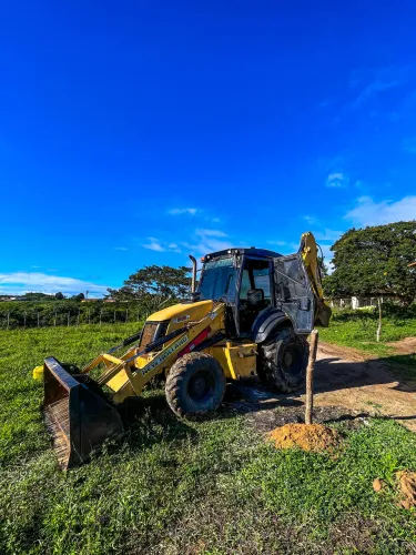 Retroescavadeira para Terraplanagem, Escavação e Limpeza de Terrenos.