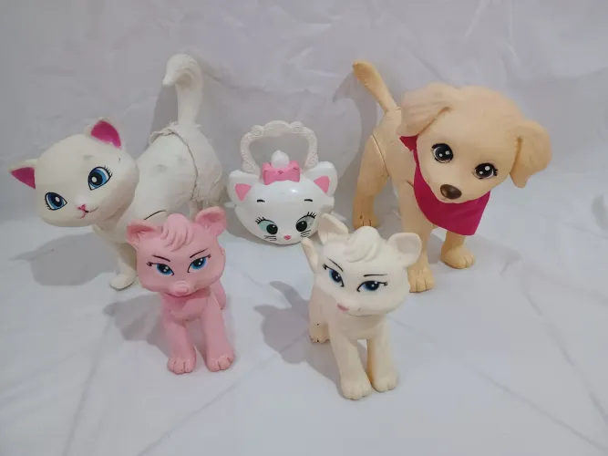 Lote com cachorros e gatos antigos de borracha 