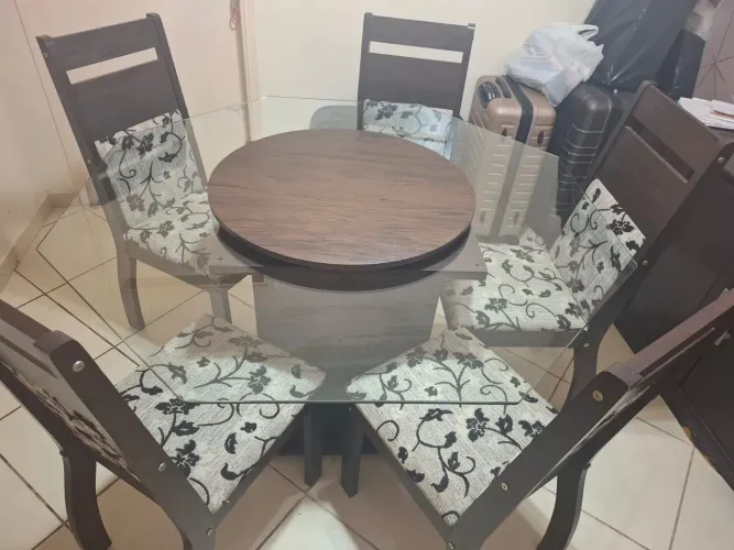Jogo de Jantar Mesa 6 cadeiras, com balcão e espelho.
