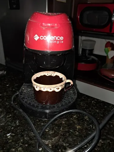 Vendo cafeteira elétrica, faz 2 xícaras!! Acompanha 1 xícara