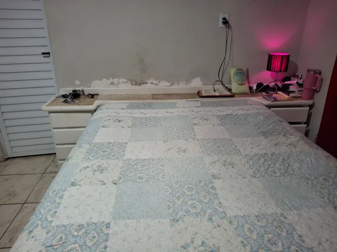 Diminuí o preço. 500 cama de casal com colchão semi nova. Baú com bastante espaço .