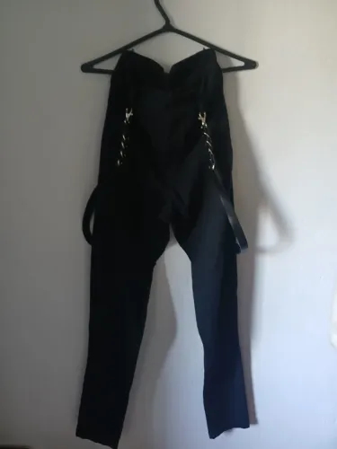Calça preta estilo alternativo/gótica com cintos laterias